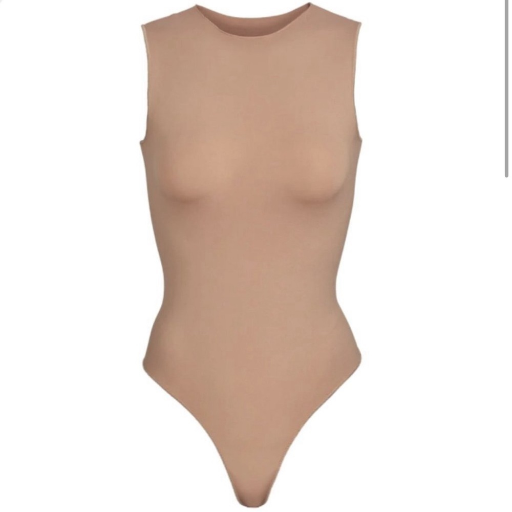 SKIMS ESSENTIAL CREW NECK SLEEVELESS BODYSUIT